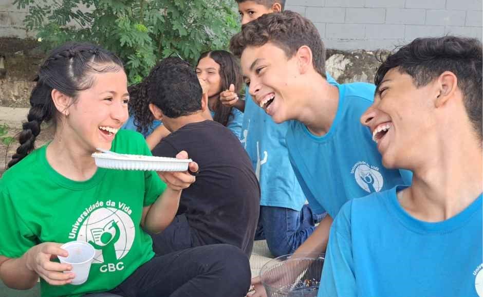 kids in front of gym eating and laughing